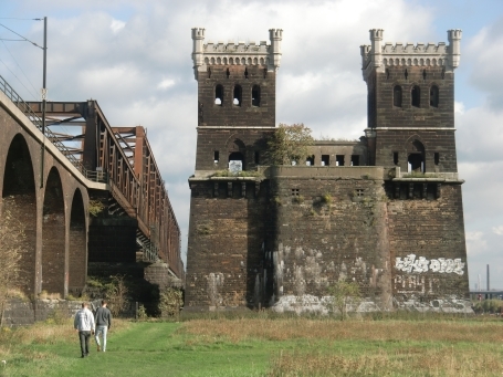 Duisburg-Rheinhausen : Die alten Brückenpfeiler neben der Eisenbahnbrücke auf linksrheinischer Uferseite in Rheinhausen.